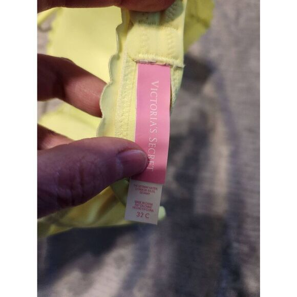 Victoria's Secret Size 32C Yellow Ruffle Edge Halter Bikini Top - Picture 3 of 3